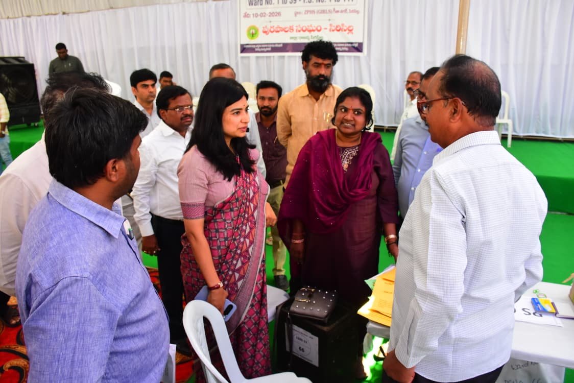 వేములవాడ, సిరిసిల్ల పోలింగ్ సామగ్రి డిస్ట్రిబ్యూషన్ కేంద్రాల్లో పరిశీలించిన ఇంచార్జి కలెక్టర్, జిల్లా మున్సిపల్ సాధారణ ఎన్నికల పరిశీలకులు  